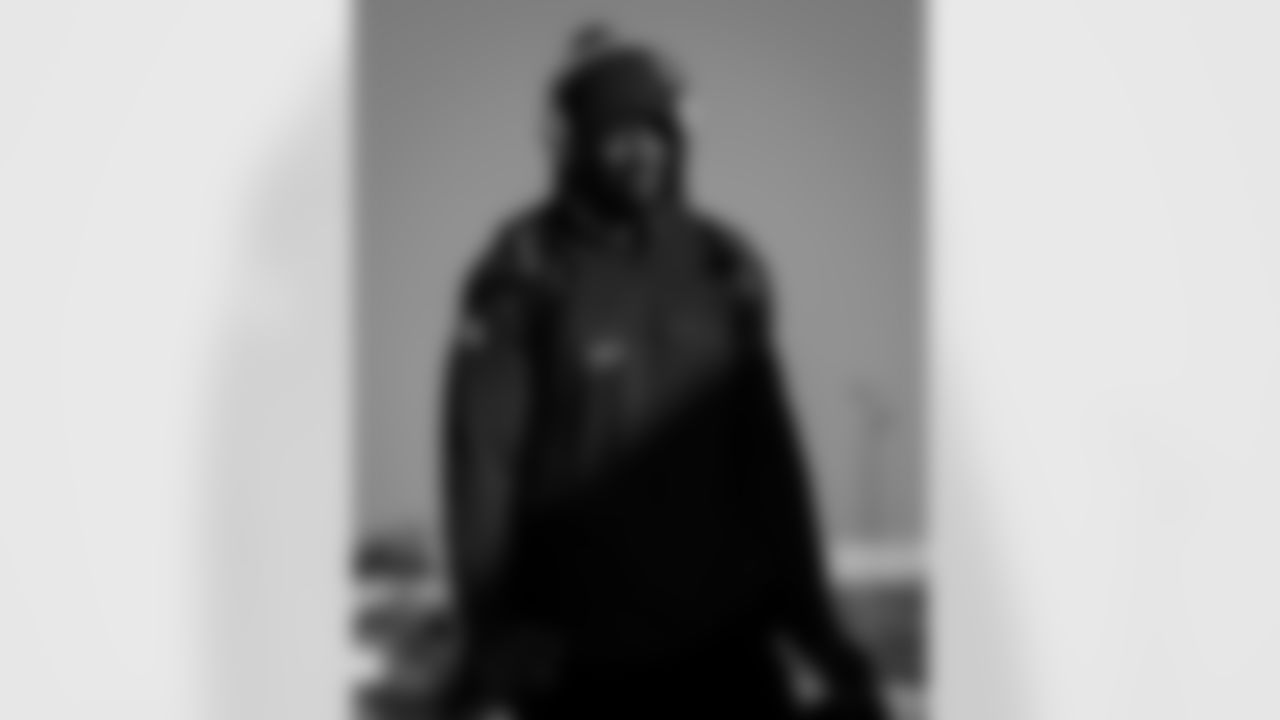 Atlanta Falcons running back Bijan Robinson #7 boards the plane at Hartsfield-Jackson International Airport in Atlanta, Ga. on Saturday, December 20, 2025. (Photo by Jay Bendlin/Atlanta Falcons)