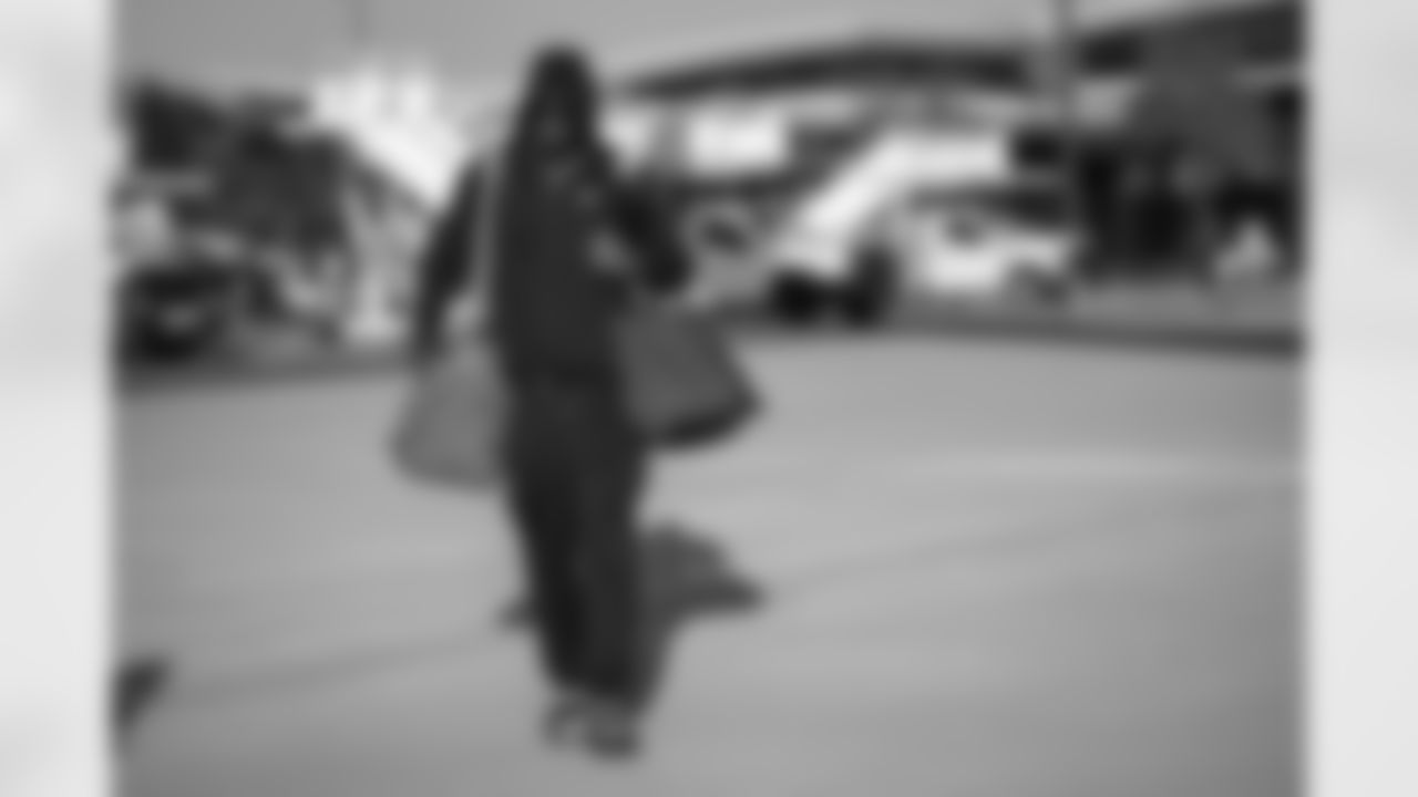 Atlanta Falcons tight end Kyle Pitts Sr. #8 boards the plane at Hartsfield-Jackson International Airport in Atlanta, Ga. on Saturday, November 6, 2025. (Photo by Taylor McLaughlin/Atlanta Falcons)