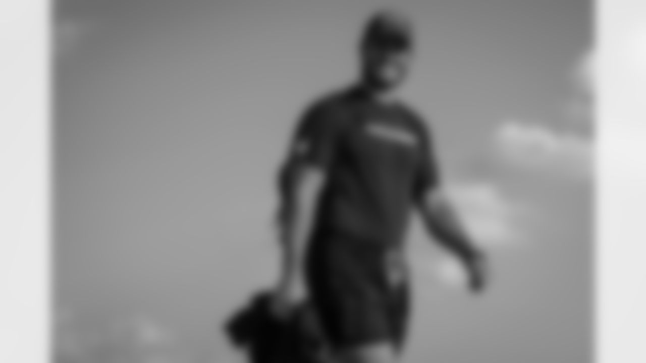 Atlanta Falcons tight end Charlie Woerner #89 boards the plane at Hartsfield-Jackson International Airport in Atlanta, Ga. on Saturday, November 22, 2025. (Photo by Jay Bendlin/Atlanta Falcons)