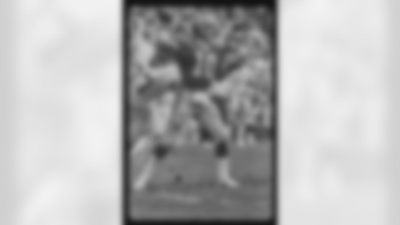 Photograph of Falcons player Steve Bartkowski from the 1980s.