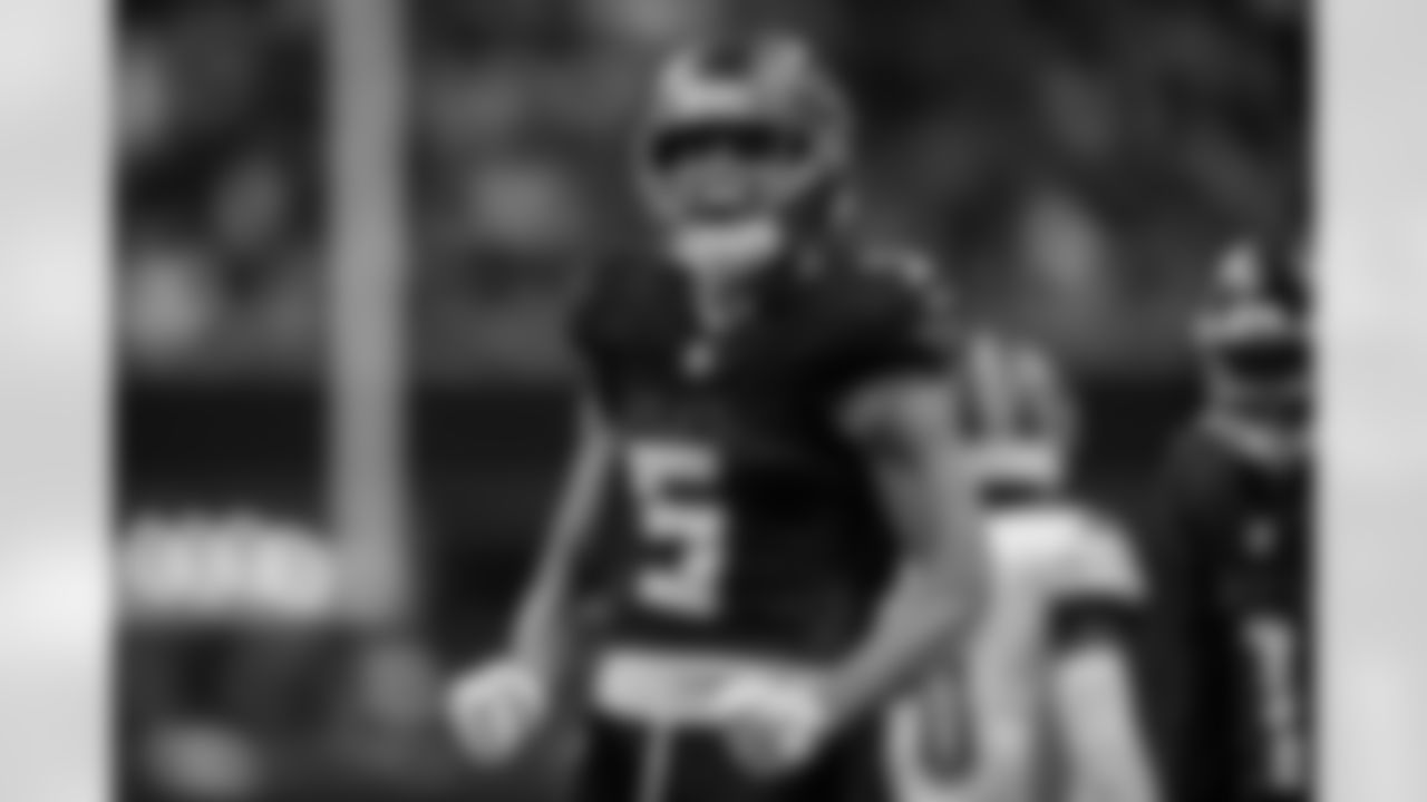 Atlanta Falcons wide receiver Drake London #5 reacts after a long first down reception during the second quarter of the Week 4 Game against the Washington Commanders at Mercedes-Benz Stadium in Atlanta, Georgia on Sunday, September 28, 2025. (Photo by Brandon Magnus/Atlanta Falcons)