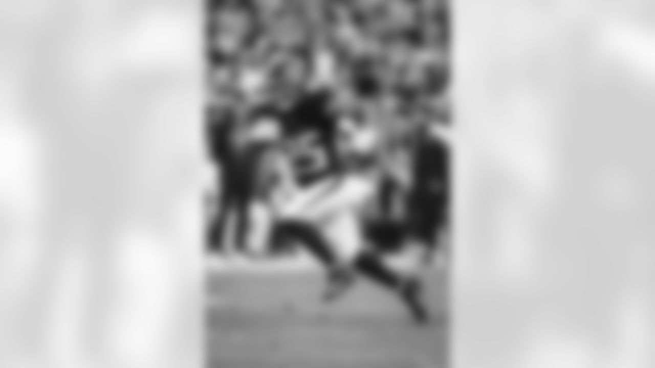 Atlanta Falcons running back Tyler Allgeier #25 runs with the ball during the Week 16 Game against the Arizona Cardinals at State Farm Stadium in Glendale, Arizona on Sunday, December 21, 2025. (Photo by Taylor McLaughlin/Atlanta Falcons)