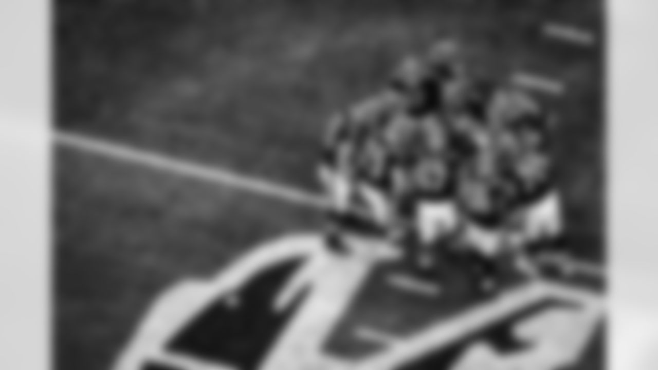 The Atlanta Falcons huddle during the game against the San Francisco 49ers at Mercedes-Benz Stadium in Atlanta, Georgia on Sunday, October 16, 2022. (Photo by Brandon Magnus/Atlanta Falcons)