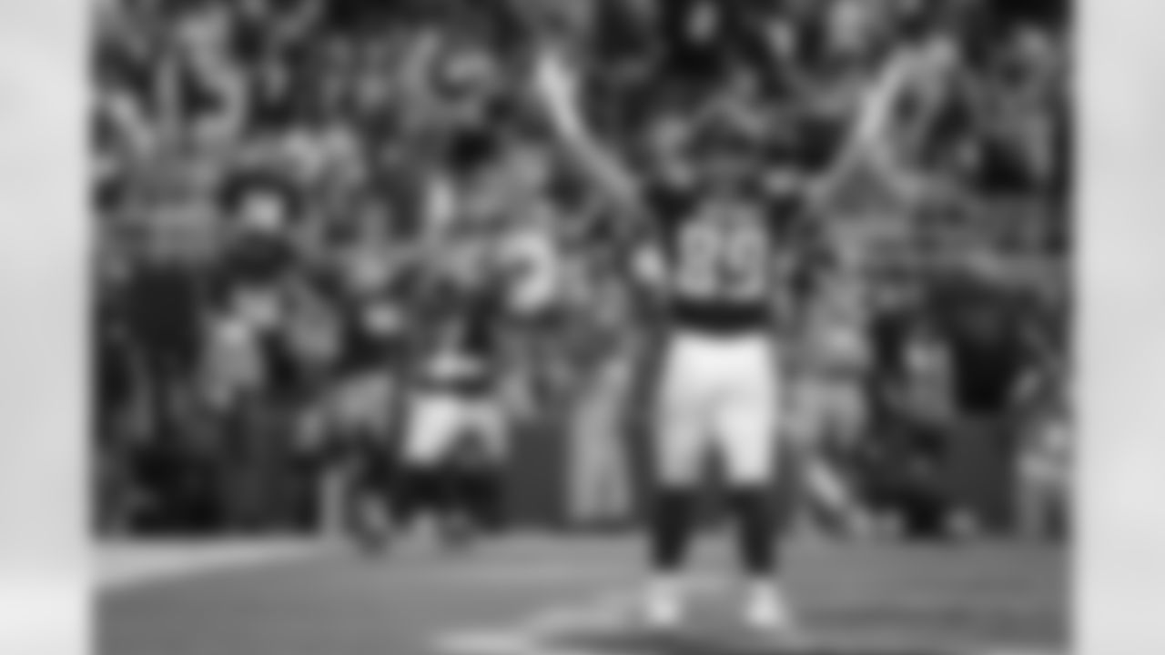 Atlanta Falcons tight end Charlie Woerner #89 celebrates after a touchdown by running back Bijan Robinson #7 during the second quarter of the Week 16 Game against the Arizona Cardinals at State Farm Stadium in Glendale, Arizona on Sunday, December 21, 2025. (Photo by Howard Lao/Atlanta Falcons)