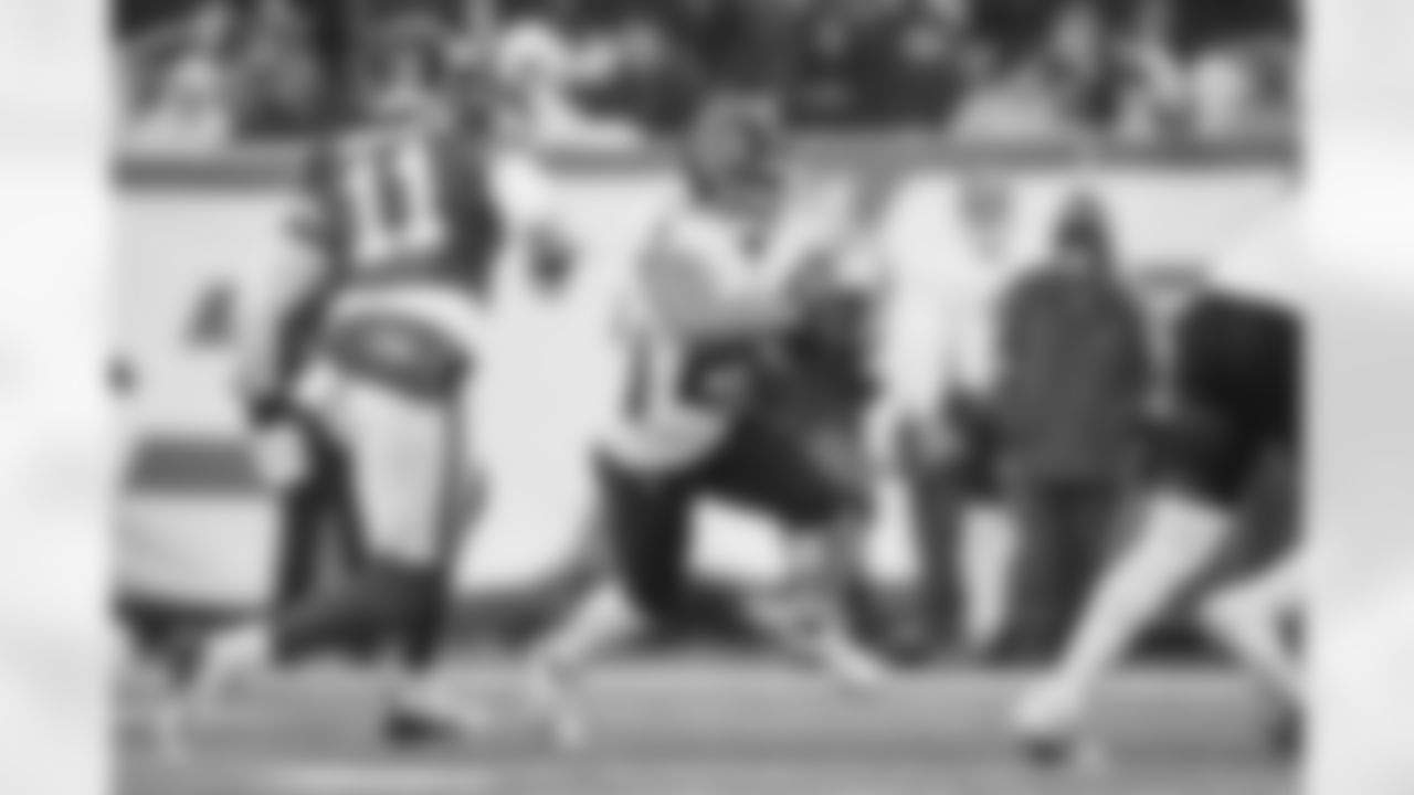 Atlanta Falcons running back Tyler Allgeier #25 carries the ball during the second quarter of the Week 13 Game against the New York Jets at Metlife Stadium in East Rutherford, New Jersey on Sunday, November 30, 2025. (Photo by Caean Couto/Atlanta Falcons)