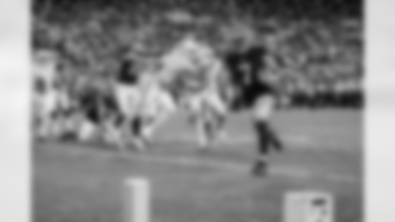 Atlanta Falcons running back Bijan Robinson #7 scores a touchdown during the Week 15 Game against the Tampa Bay Buccaneers at Raymond James Stadium in Tampa, Florida on Thursday, December 11, 2025. (Photo by Jay Bendlin/Atlanta Falcons)