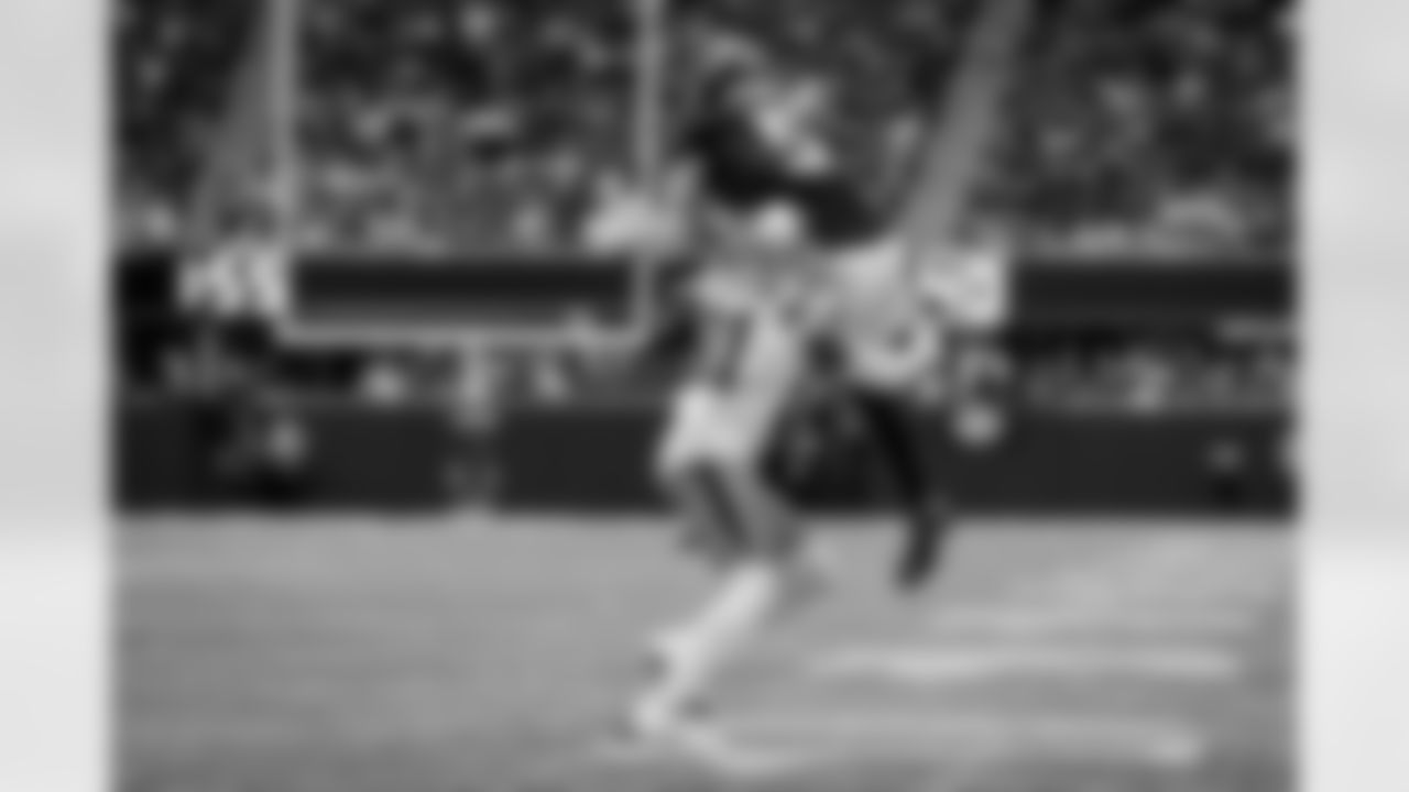 Atlanta Falcons wide receiver Drake London #5 makes a catch during the Week 11 Game against the Carolina Panthers at Mercedes-Benz Stadium in Atlanta, Georgia on Sunday, November 16, 2025. (Photo by AJ Reynolds/Atlanta Falcons)