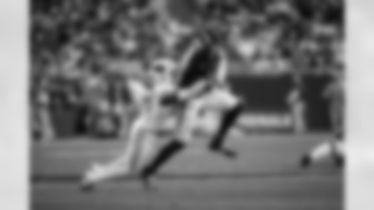 Atlanta Falcons tight end Kyle Pitts Sr. #8 pushes past a defender during the Week 16 Game against the Arizona Cardinals at State Farm Stadium in Glendale, Arizona on Sunday, December 21, 2025. (Photo by Taylor McLaughlin/Atlanta Falcons)