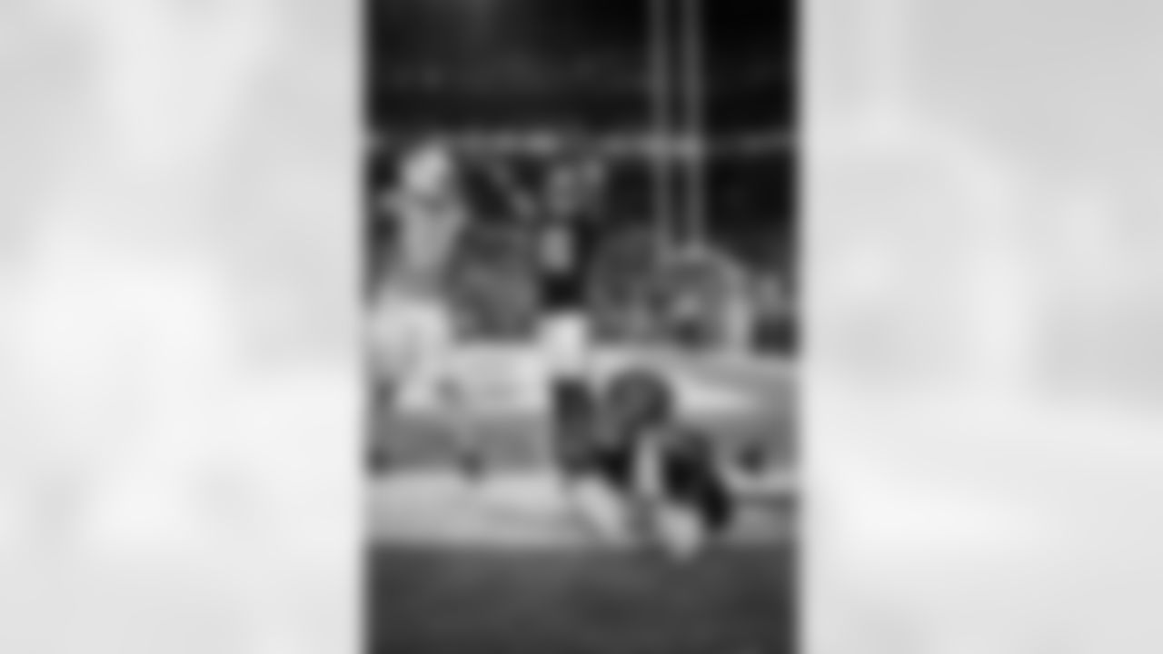 Atlanta Falcons tight end Kyle Pitts Sr. #8 scores a touchdwon during the Week 15 Game against the Tampa Bay Buccaneers at Raymond James Stadium in Tampa, Florida on Thursday, December 11, 2025. (Photo by Mitch Martin/Atlanta Falcons)