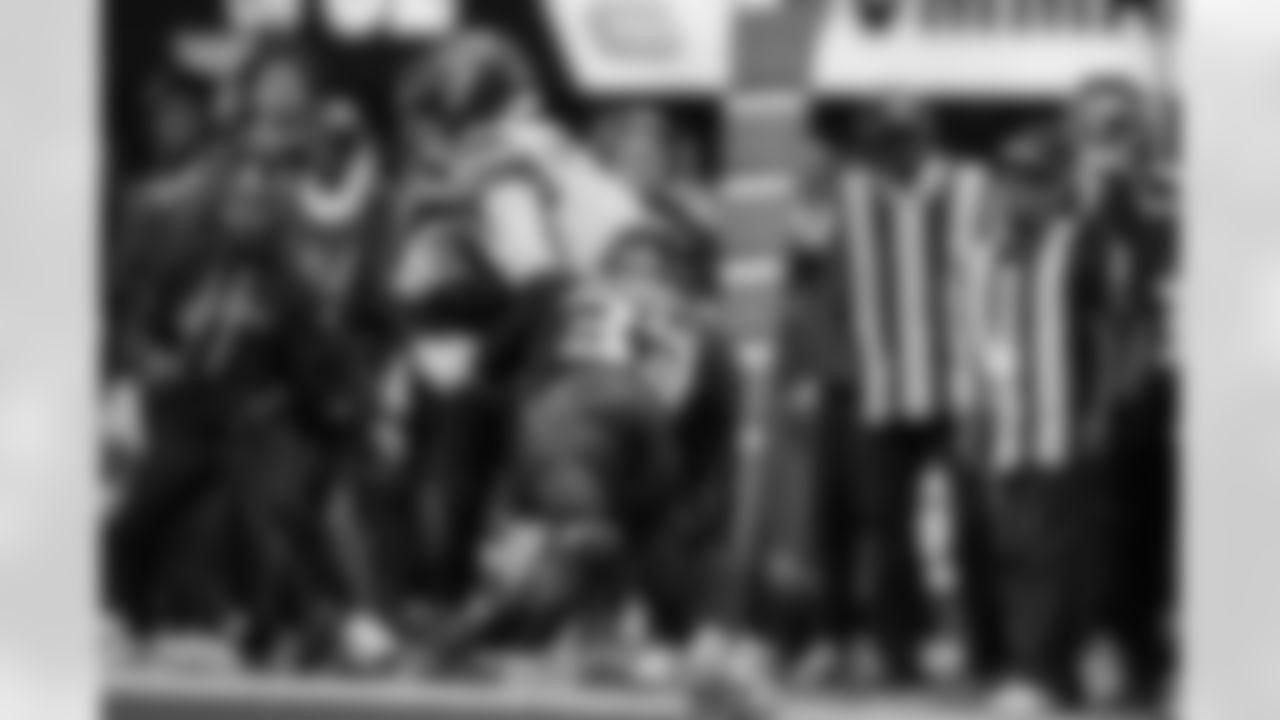 Atlanta Falcons defensive back Billy Bowman Jr. #33 attempts to tackle a receiver during the first quarter of the Week 4 Game against the Washington Commanders at Mercedes-Benz Stadium in Atlanta, Georgia on Sunday, September 28, 2025. (Photo by Brandon Magnus/Atlanta Falcons)