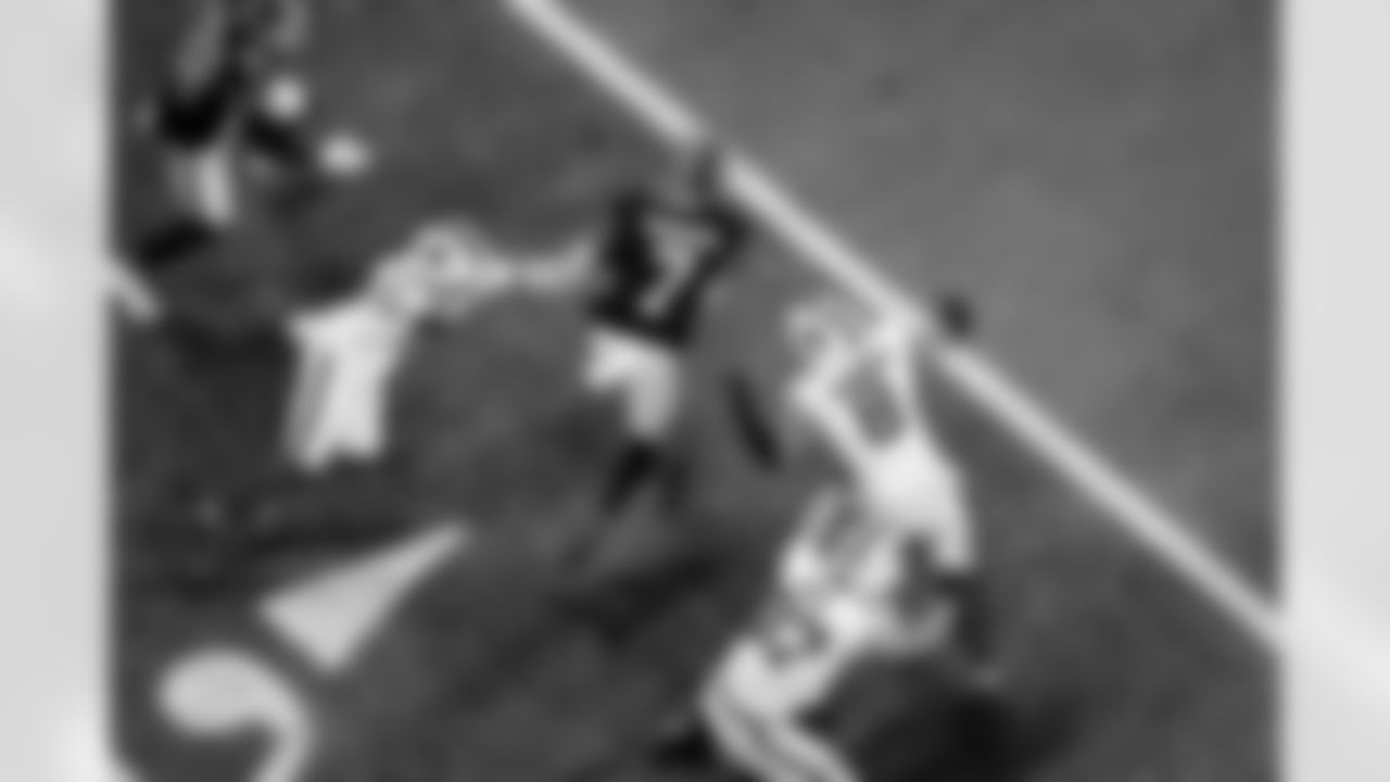 Atlanta Falcons running back Bijan Robinson #7 runs with the ball during the Week 6 Game against the Buffalo Bills at Mercedes-Benz Stadium in Atlanta, Georgia on Monday, October 13, 2025. (Photo by Kevin Liles/Atlanta Falcons)