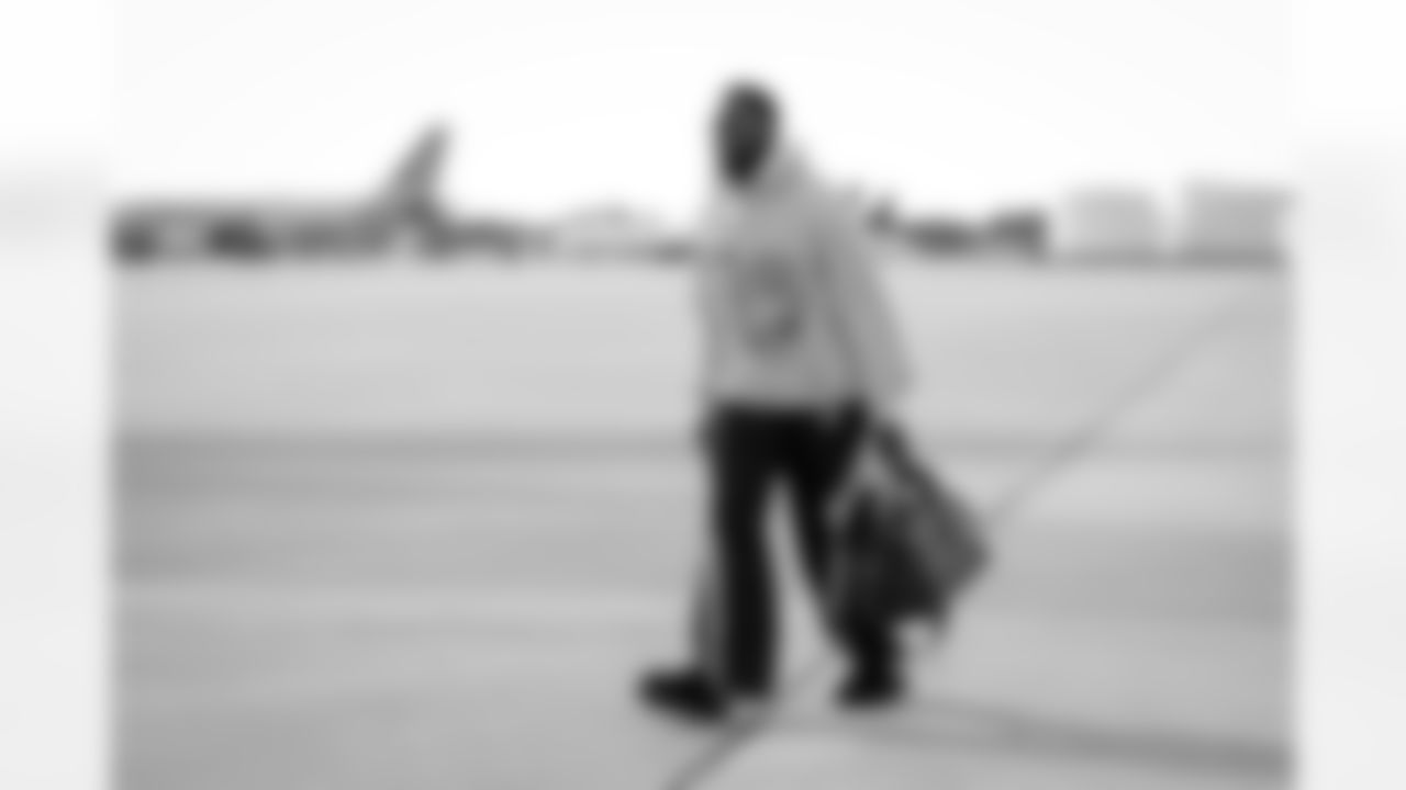 Atlanta Falcons outside linebacker Arnold Ebiketie #17 boards the plane at Hartsfield-Jackson International Airport in Atlanta, Ga. on Taylor McLaughlin/Atlanta Falcons)