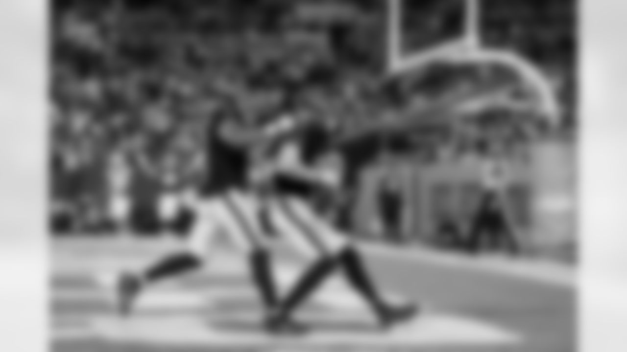 Atlanta Falcons tight end Kyle Pitts Sr. #8 scores a touchdown during the Week 15 Game against the Tampa Bay Buccaneers at Raymond James Stadium in Tampa, Florida on Thursday, December 11, 2025. (Photo by Taylor McLaughlin/Atlanta Falcons)