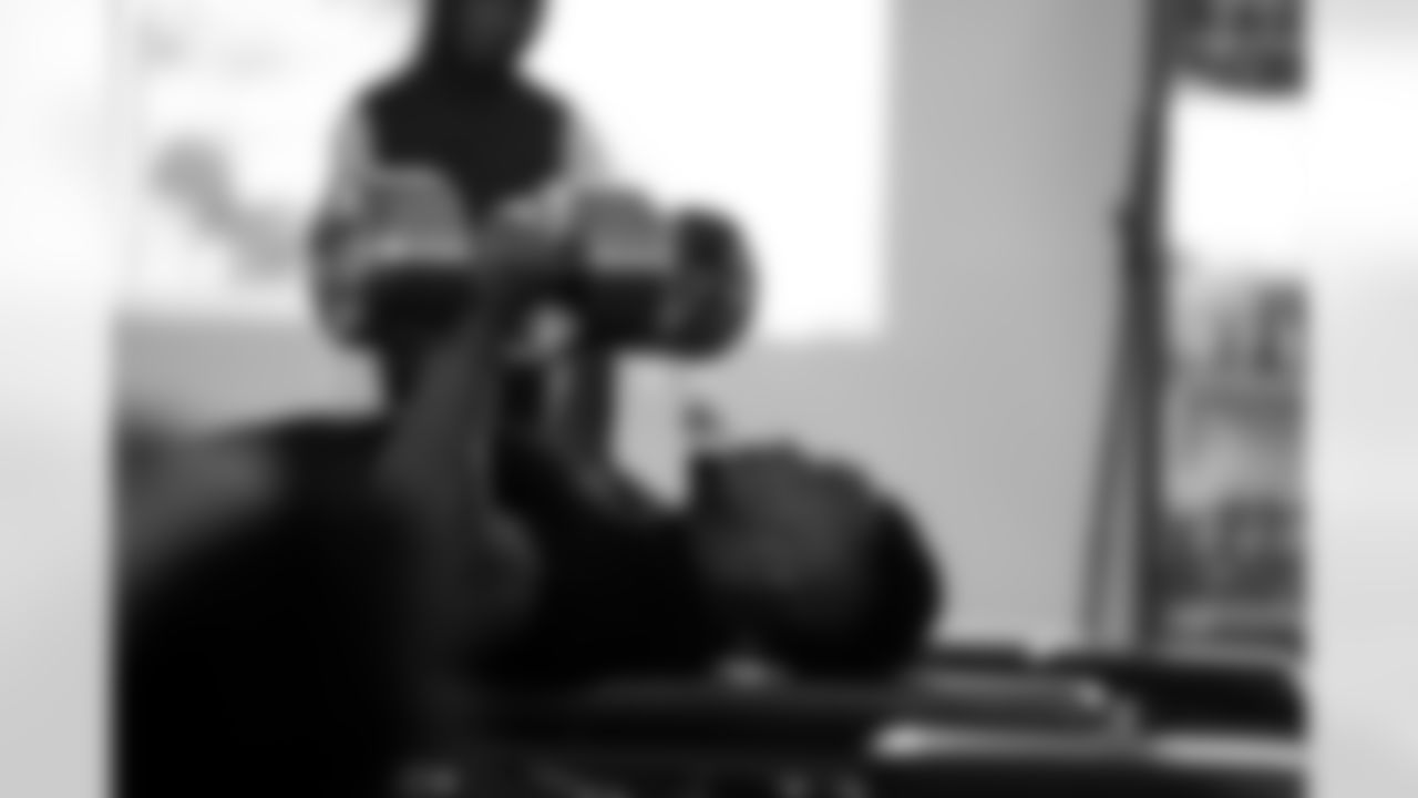 Atlanta Falcons running back Bijan Robinson #7 during team lift at Atlanta Falcons Training Facility in Flowery Branch, Georgia, on Monday, December 8, 2025. (Photo by Taylor McLaughlin/Atlanta Falcons)