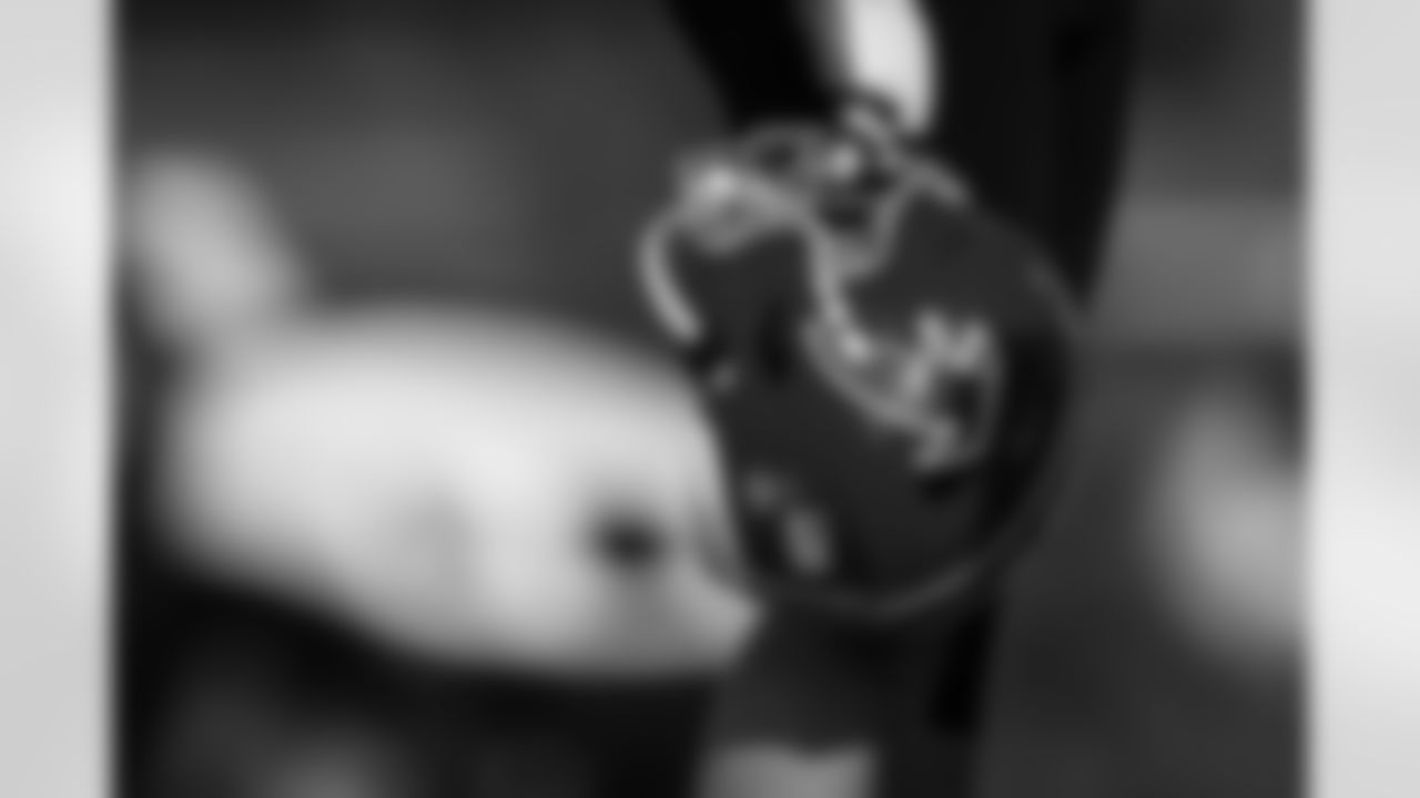 Atlanta Falcons throwback helmet with a Pro Bowl sticker during practice at Atlanta Falcons Training Facility in Flowery Branch, Georgia, on Wednesday, December 24, 2025. (Photo by Jay Bendlin/Atlanta Falcons)