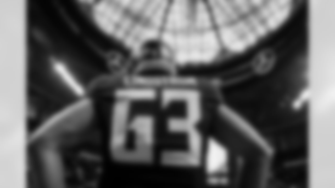 Atlanta Falcons guard Chris Lindstrom #63 warms up before the Week 1 Game against the Tampa Bay Buccaneers at Mercedes-Benz Stadium in Atlanta, Georgia on Sunday, September 7, 2025. (Photo by Brandon Magnus/Atlanta Falcons)