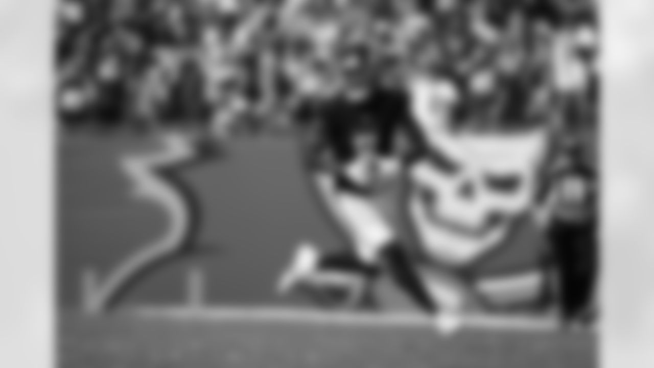 Atlanta Falcons tight end Kyle Pitts #8 runs after a catch during the fourth quarter of the Week 7 Game against the Tampa Bay Buccaneers at Raymond James Stadium in Tampa, Florida on Sunday, October 22, 2023. (Photo by Jay Bendlin/Atlanta Falcons)