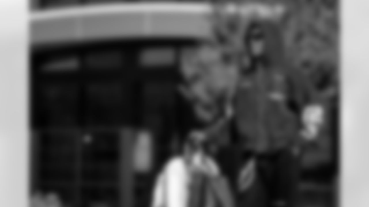 Atlanta Falcons wide receiver Darnell Mooney #1 boards the plane at Hartsfield-Jackson International Airport in Atlanta, Ga. on Saturday, September 13, 2025. (Photo by Taylor McLaughlin/Atlanta Falcons)