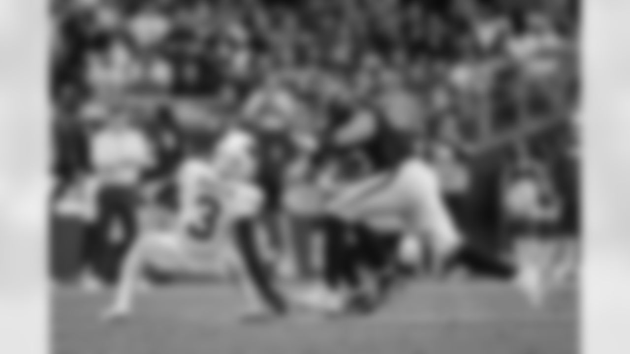 Atlanta Falcons guard Chris Lindstrom #63 blocks for Atlanta Falcons running back Bijan Robinson #7 during the Week 16 Game against the Arizona Cardinals at State Farm Stadium in Glendale, Arizona on Sunday, December 21, 2025. (Photo by Taylor McLaughlin/Atlanta Falcons)