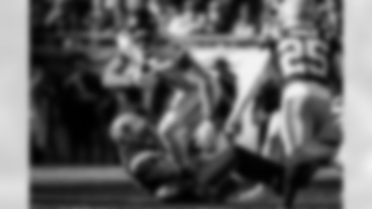 Atlanta Falcons tight end Kyle Pitts Sr. #8 runs after a catch during the second quarter of the Week 9 Game against the New England Patriots at Gillette Stadium in Foxborough, Massachusetts on Sunday, November 2, 2025. (Photo by Taylor McLaughlin/Atlanta Falcons)