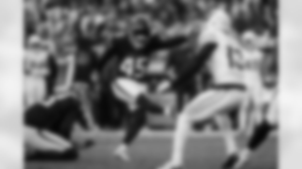 Atlanta Falcons kicker Zane Gonzalez #45 kicks a field goal during the third quarter of the Week 16 Game against the Arizona Cardinals at State Farm Stadium in Glendale, Arizona on Sunday, December 21, 2025. (Photo by Jay Bendlin/Atlanta Falcons)