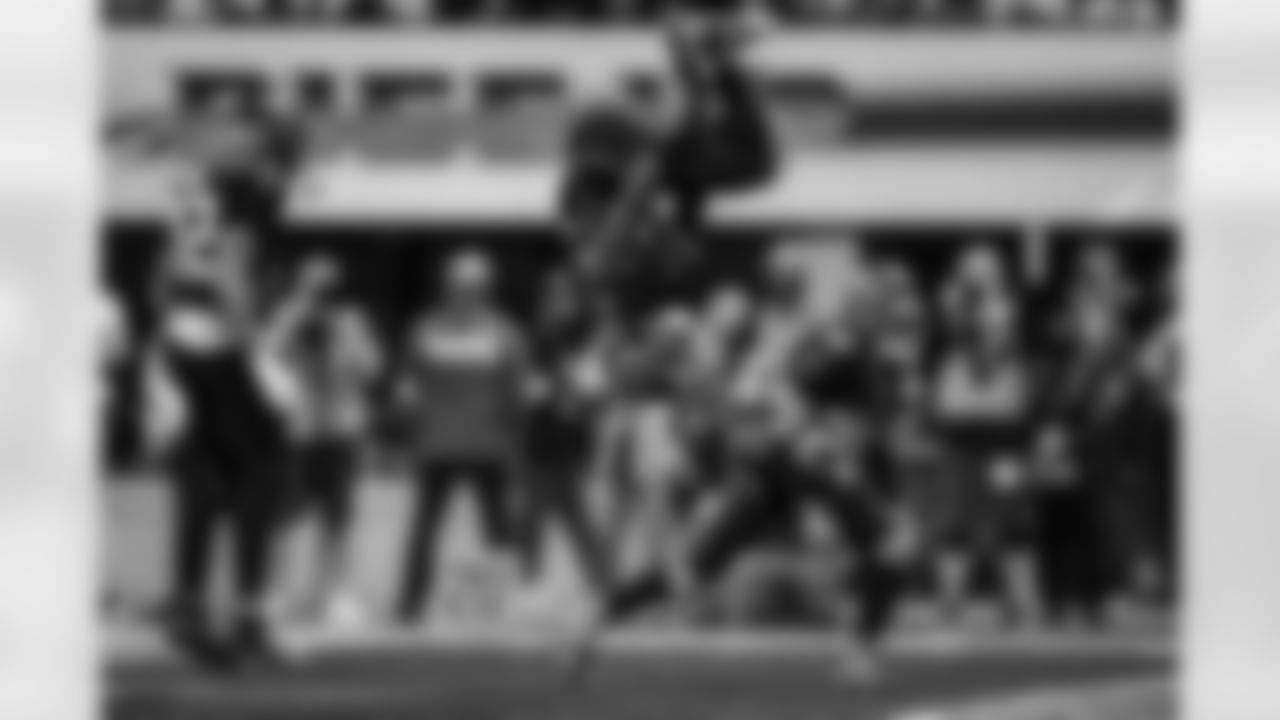 Atlanta Falcons safety Jammie Robinson #34 back flips during the Week 18 Game against the New Orleans Saints at Mercedes-Benz Stadium in Atlanta, Georgia on Sunday, January 4, 2026. (Photo by AJ Reynolds/Atlanta Falcons)