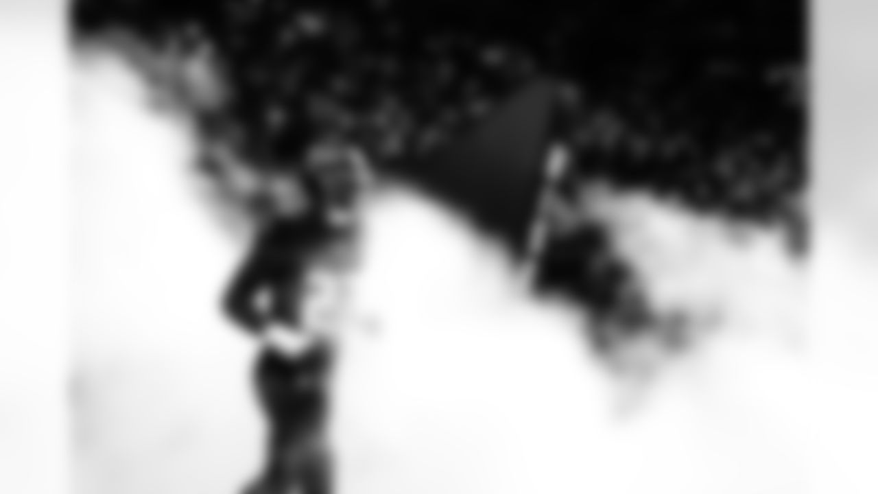 Atlanta Falcons edge rusher James Pearce Jr. #27 runs out of the tunnel before the Week 4 Game against the Washington Commanders at Mercedes-Benz Stadium in Atlanta, Ga. on Sunday, September 28, 2025. (Photo by Jalen Jones/Atlanta Falcons)