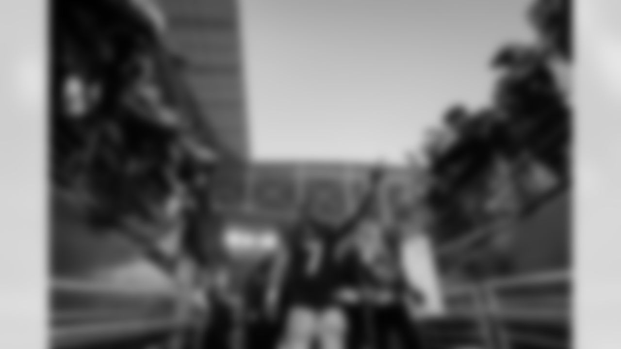 Atlanta Falcons running back Bijan Robinson #7 greets fans after the Week 16 Game against the Arizona Cardinals at State Farm Stadium in Glendale, Arizona on Sunday, December 21, 2025. (Photo by Taylor McLaughlin/Atlanta Falcons)