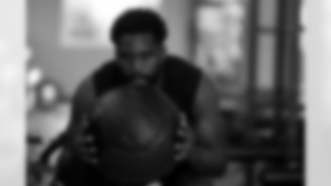 Atlanta Falcons outside linebacker Divine Deablo #0 during team lift at Atlanta Falcons Training Facility in Flowery Branch, Georgia, on Monday, December 8, 2025. (Photo by Taylor McLaughlin/Atlanta Falcons)