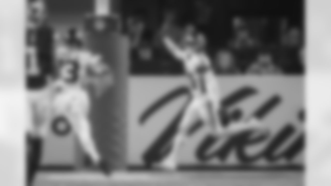 Atlanta Falcons safety Xavier Watts #31 celebrates after an interception during the fourth quarter of the Week 2 Game against the Minnesota Vikings at U.S. Bank Stadium in Minneapolis, Minnesota on Sunday, September 14, 2025. (Photo by Brandon Magnus/Atlanta Falcons)