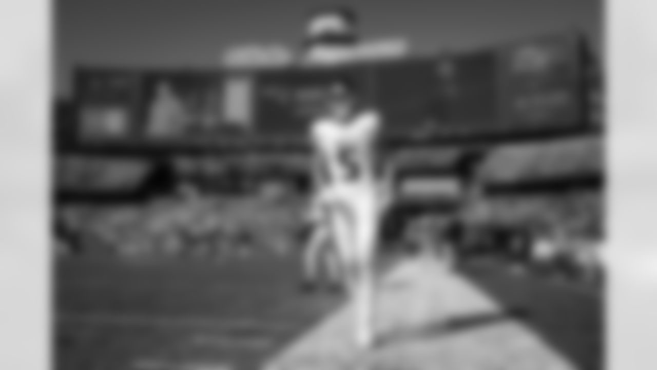 Atlanta Falcons wide receiver Drake London #5 warms up prior to the Week 9 Game against the New England Patriots at Gillette Stadium in Foxborough, Massachusetts on Sunday, November 2, 2025. (Photo by Taylor McLaughlin/Atlanta Falcons)
