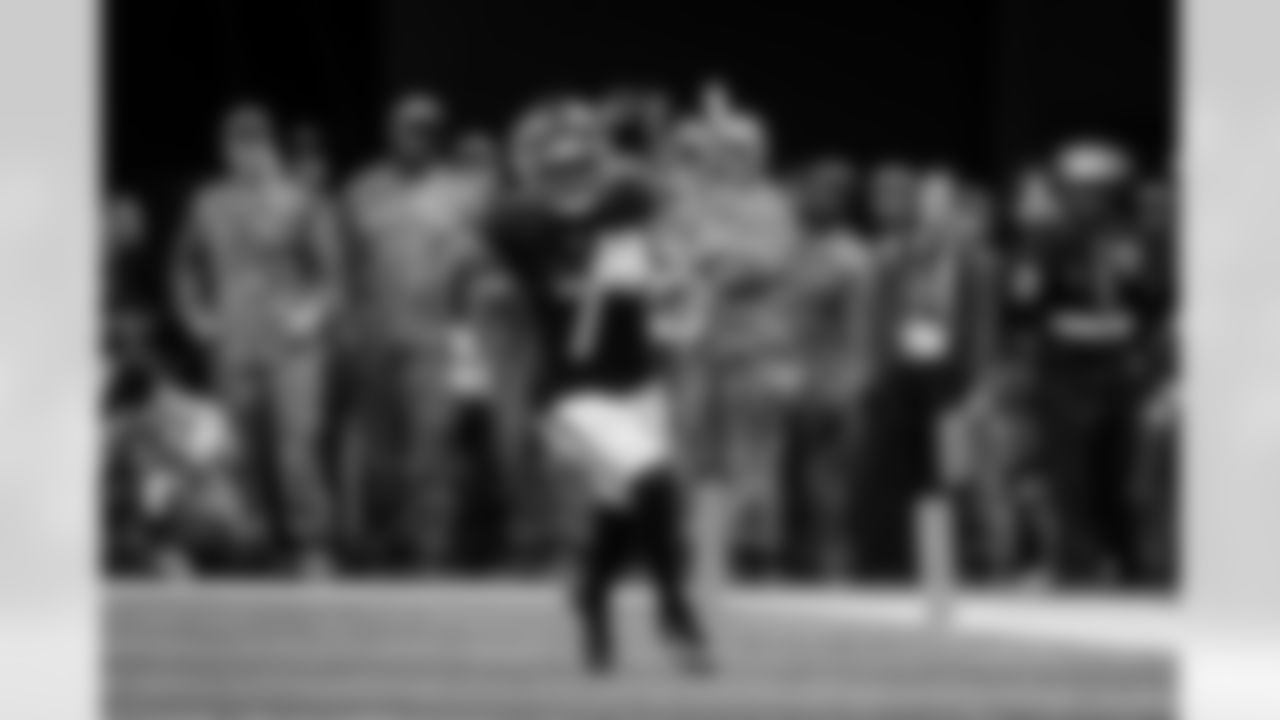 Atlanta Falcons running back Bijan Robinson #7 carries the ball during the Week 11 Game against the Carolina Panthers at Mercedes-Benz Stadium in Atlanta, Georgia on Sunday, November 16, 2025. (Photo by Taylor McLaughlin/Atlanta Falcons)