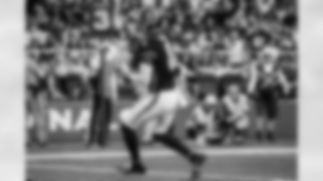 Atlanta Falcons tight end Kyle Pitts Sr. #8 scores a touchdown during the second quarter of the Week 16 Game against the Arizona Cardinals at State Farm Stadium in Glendale, Arizona on Sunday, December 21, 2025. (Photo by Jay Bendlin/Atlanta Falcons)