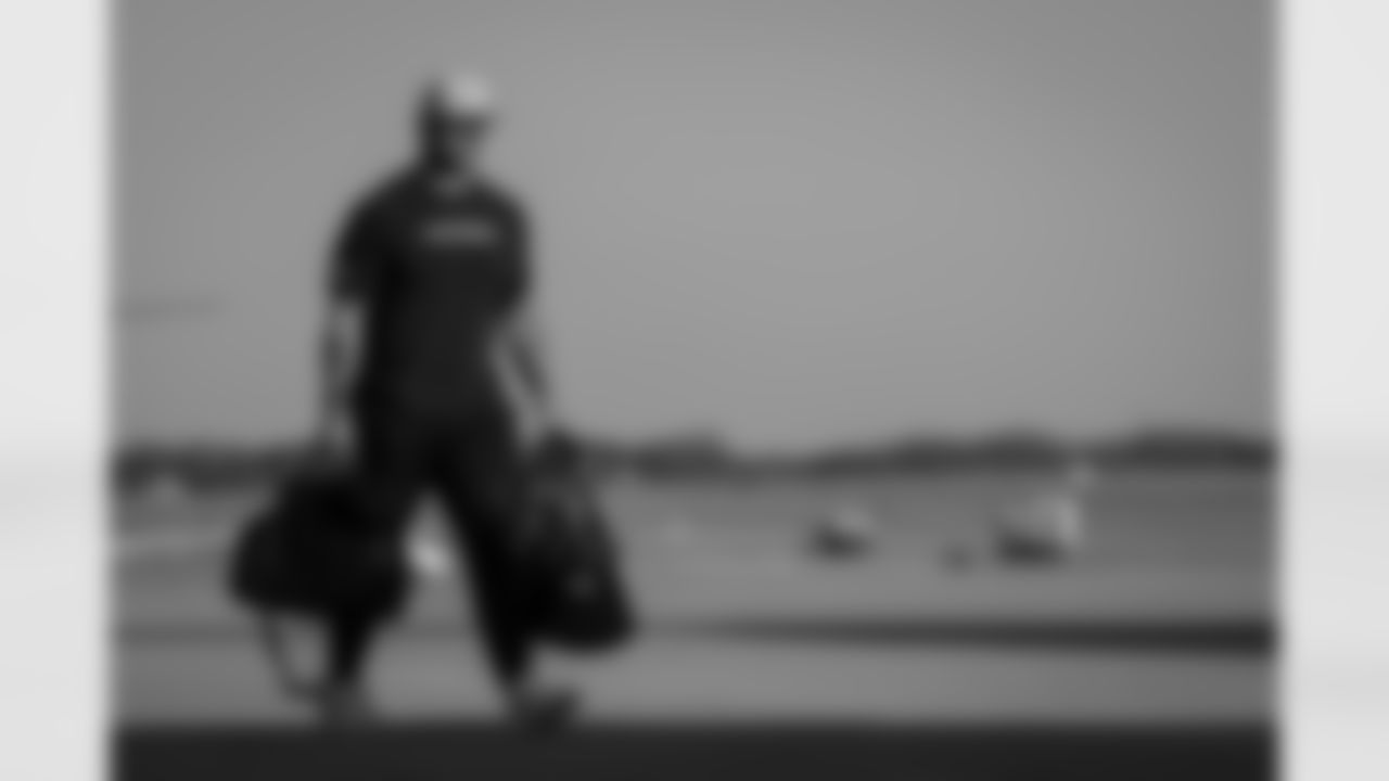 Atlanta Falcons tackle Jake Matthews #70 boards the plane at Hartsfield-Jackson International Airport in Atlanta, Ga. on Saturday, November 6, 2025. (Photo by Taylor McLaughlin/Atlanta Falcons)