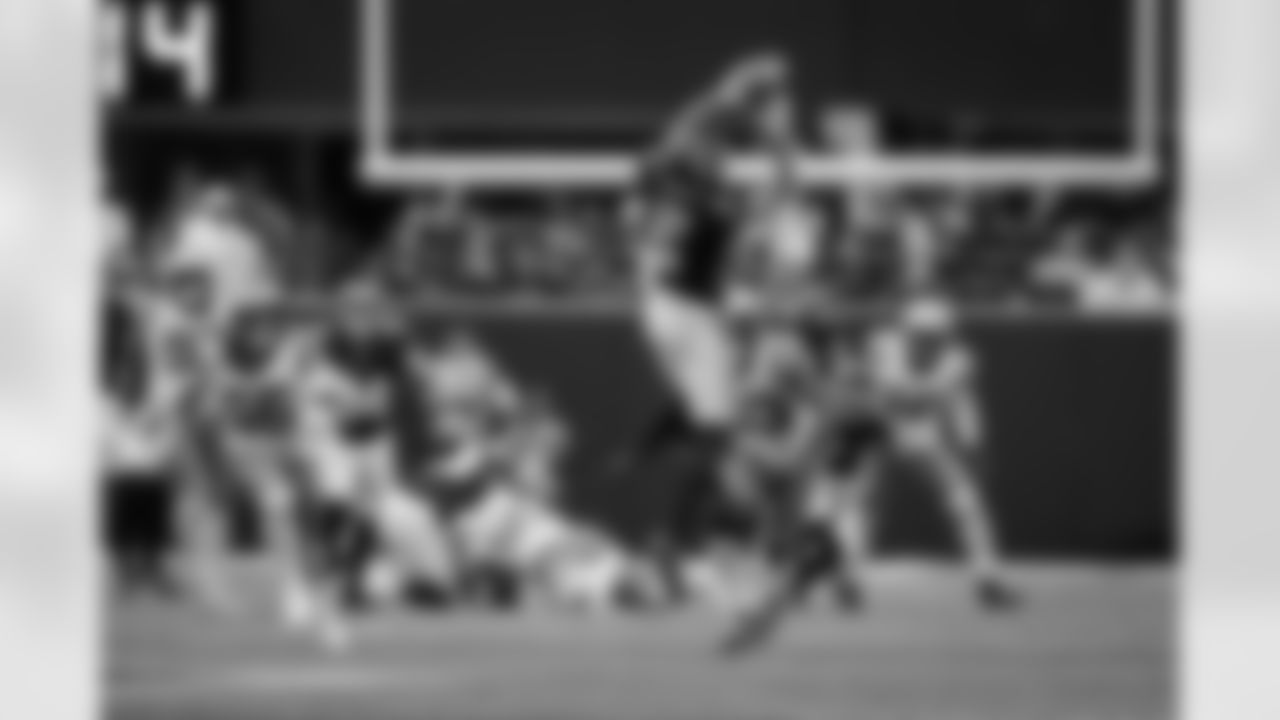 Atlanta Falcons wide receiver Drake London #5 makes a catch during the Week 11 Game against the Carolina Panthers at Mercedes-Benz Stadium in Atlanta, Georgia on Sunday, November 16, 2025. (Photo by Taylor McLaughlin/Atlanta Falcons)