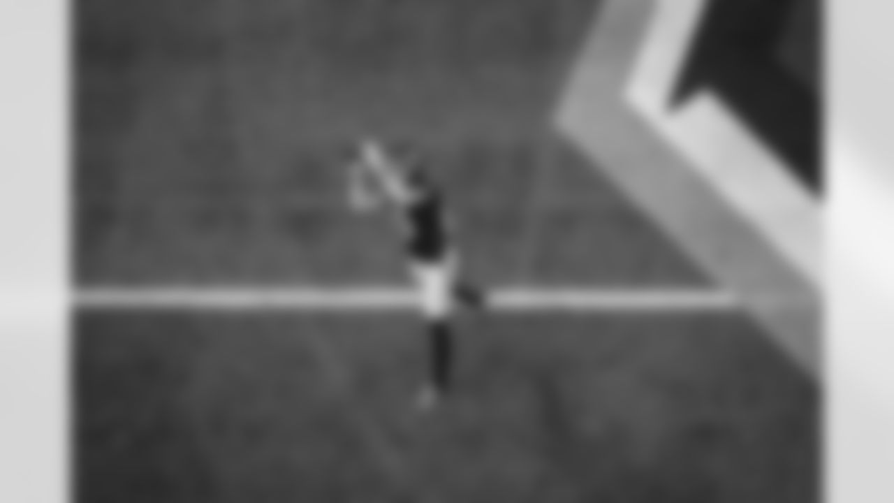 Atlanta Falcons wide receiver Drake London #5 runs with the ball during the Week 11 Game against the Carolina Panthers at Mercedes-Benz Stadium in Atlanta, Georgia on Sunday, November 16, 2025. (Photo by Brandon Magnus/Atlanta Falcons)