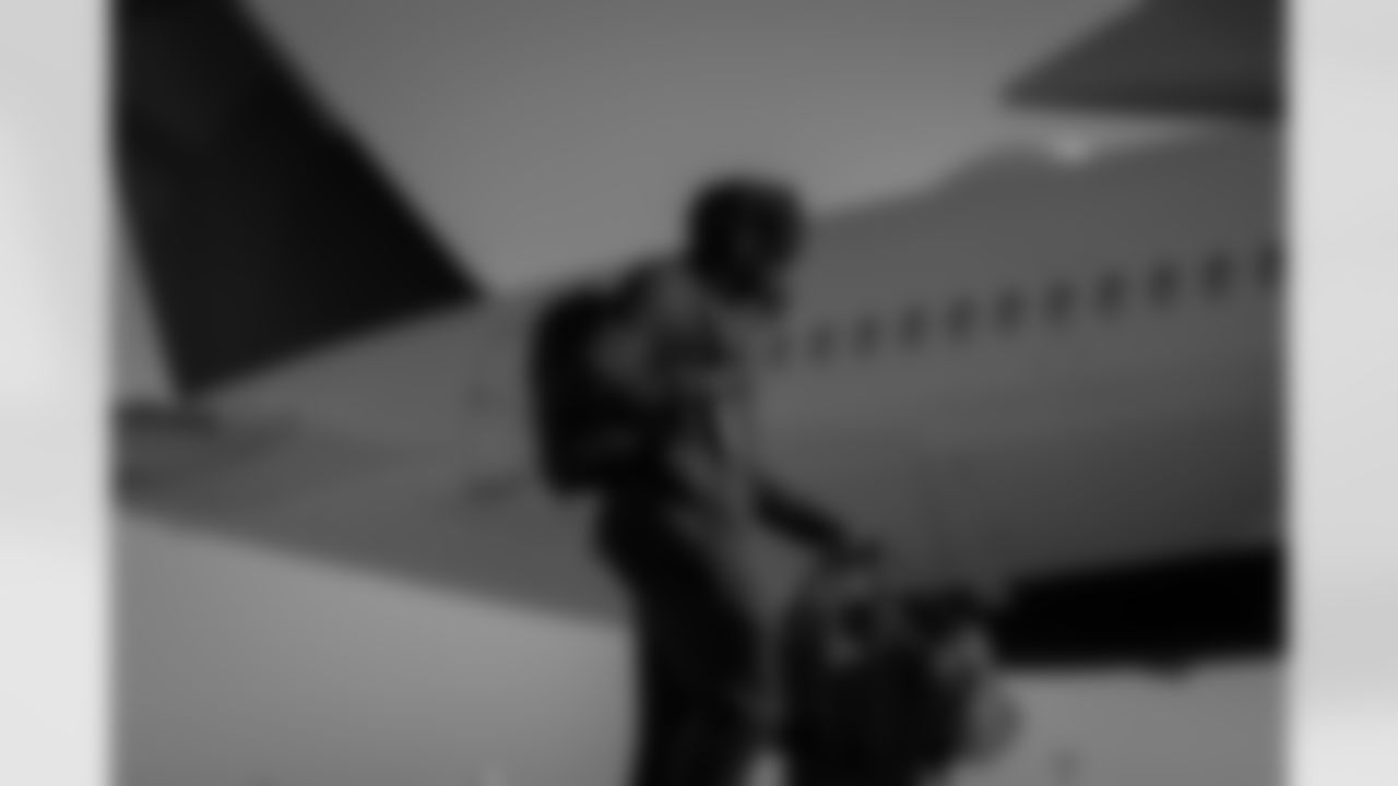 Atlanta Falcons quarterback Michael Penix Jr. #9 boards the plane at Hartsfield-Jackson International Airport in Atlanta, Ga. on Saturday, November 6, 2025. (Photo by Taylor McLaughlin/Atlanta Falcons)