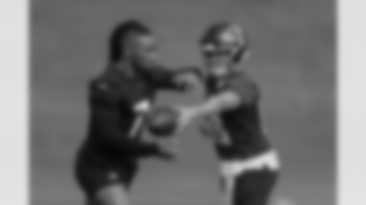 Atlanta Falcons running back Bijan Robinson #7 and quarterback Kirk Cousins #18 during practice at Atlanta Falcons Training Facility in Flowery Branch, Georgia, on Wednesday, September 18, 2024. (Photo by Shanna Lockwood/Atlanta Falcons)