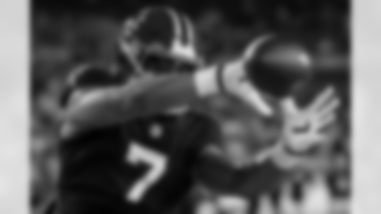 Atlanta Falcons running back Bijan Robinson #7 warms up during the Week 15 Game against the Tampa Bay Buccaneers at Raymond James Stadium in Tampa, Florida on Thursday, December 11, 2025. (Photo by Taylor McLaughlin/Atlanta Falcons)