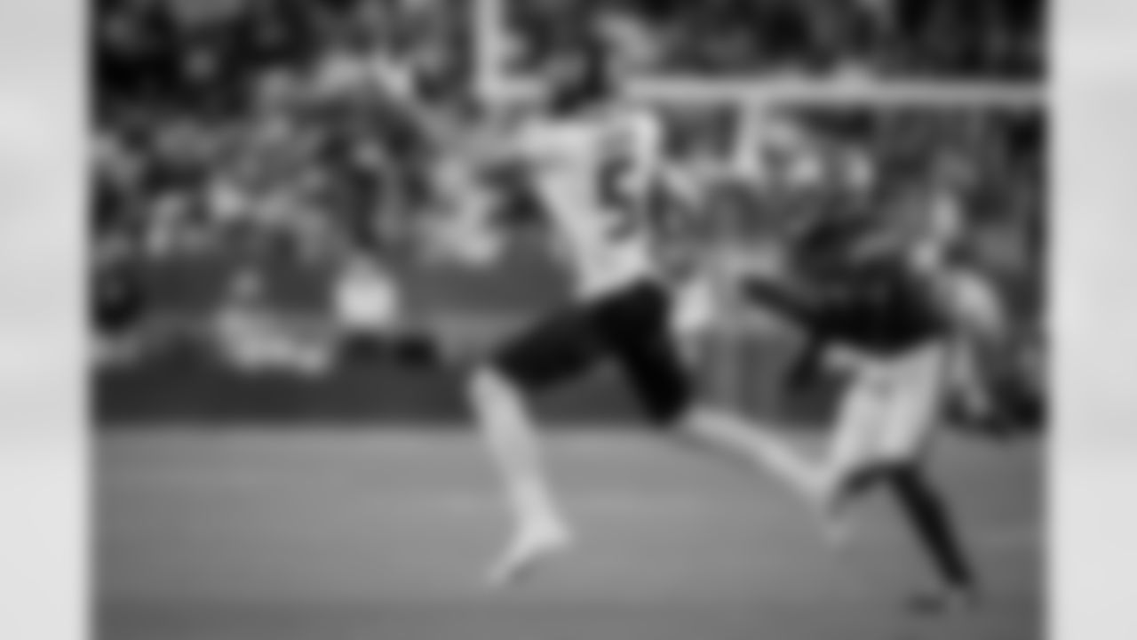 Atlanta Falcons wide receiver Drake London #5 makes a catch during the Week 7 Game against the San Francisco 49ers at Levi's Stadium in Santa Clara, California on Sunday, October 19, 2025. (Photo by Taylor McLaughlin/Atlanta Falcons)