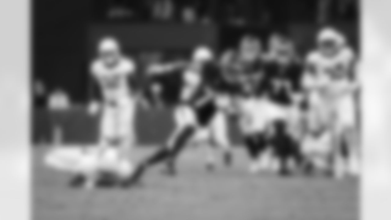 Atlanta Falcons running back Bijan Robinson #7 carries the ball during the second quarter of the Week 16 Game against the Arizona Cardinals at State Farm Stadium in Glendale, Arizona on Sunday, December 21, 2025. (Photo by Howard Lao/Atlanta Falcons)