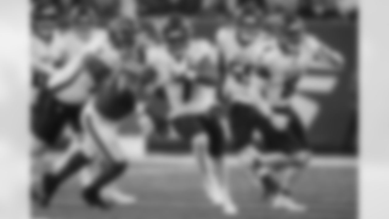 Atlanta Falcons running back Bijan Robinson #7 carries the ball during the second quarter of the Week 13 Game against the New York Jets at Metlife Stadium in East Rutherford, New Jersey on Sunday, November 30, 2025. (Photo by Taylor McLaughlin/Atlanta Falcons)