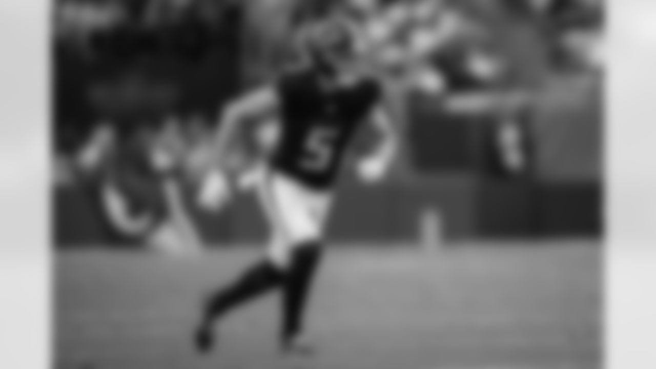 Atlanta Falcons wide receiver Drake London #5 runs a route during the first quarter of the Week 16 Game against the Arizona Cardinals at State Farm Stadium in Glendale, Arizona on Sunday, December 21, 2025. (Photo by Jay Bendlin/Atlanta Falcons)