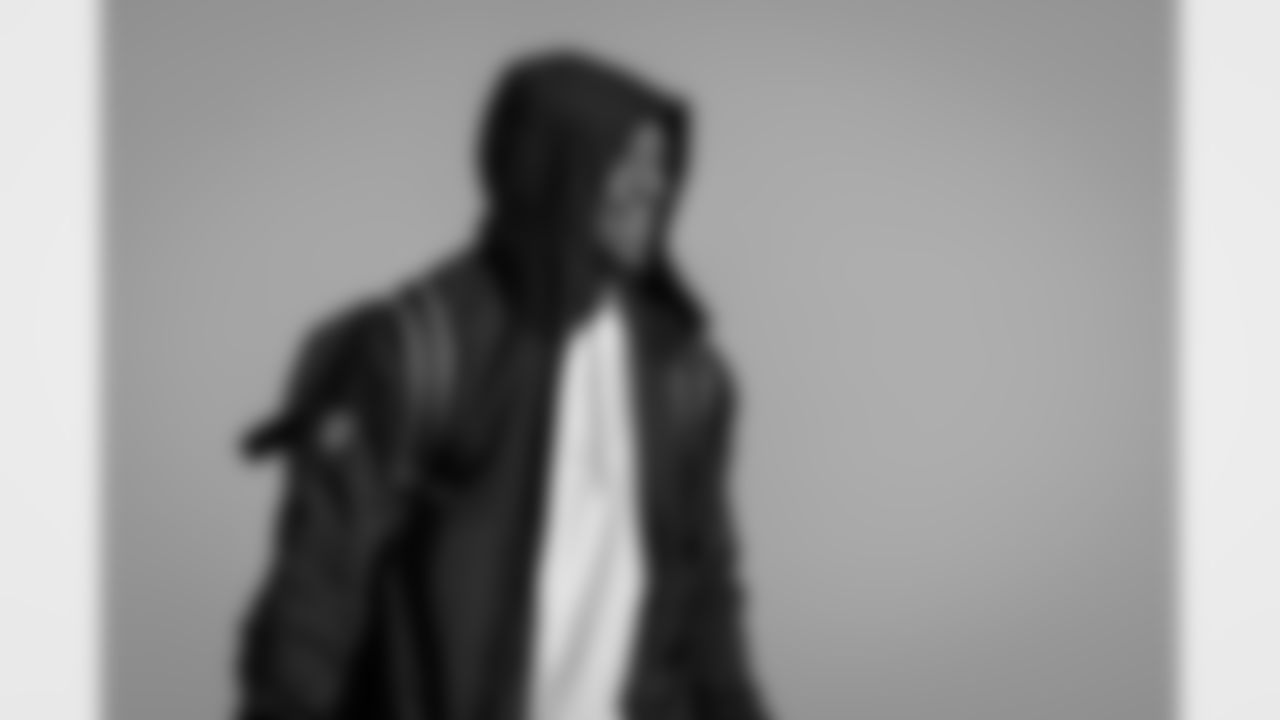 Atlanta Falcons running back Bijan Robinson #7 boards the plane at Hartsfield-Jackson International Airport in Atlanta, Ga. on Saturday, November 6, 2025. (Photo by Taylor McLaughlin/Atlanta Falcons)