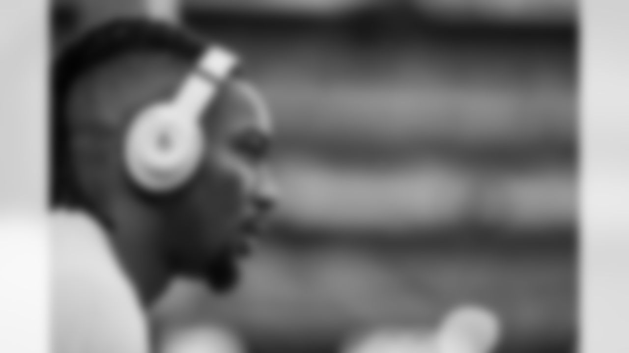 Atlanta Falcons running back Bijan Robinson #7 warms up prior to the Week 13 Game against the New York Jets at Metlife Stadium in East Rutherford, New Jersey on Sunday, November 30, 2025. (Photo by Taylor McLaughlin/Atlanta Falcons)