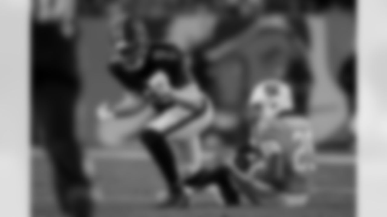 Atlanta Falcons tight end Kyle Pitts Sr. #8 reacts during the Week 15 Game against the Tampa Bay Buccaneers at Raymond James Stadium in Tampa, Florida on Thursday, December 11, 2025. (Photo by Taylor McLaughlin/Atlanta Falcons)