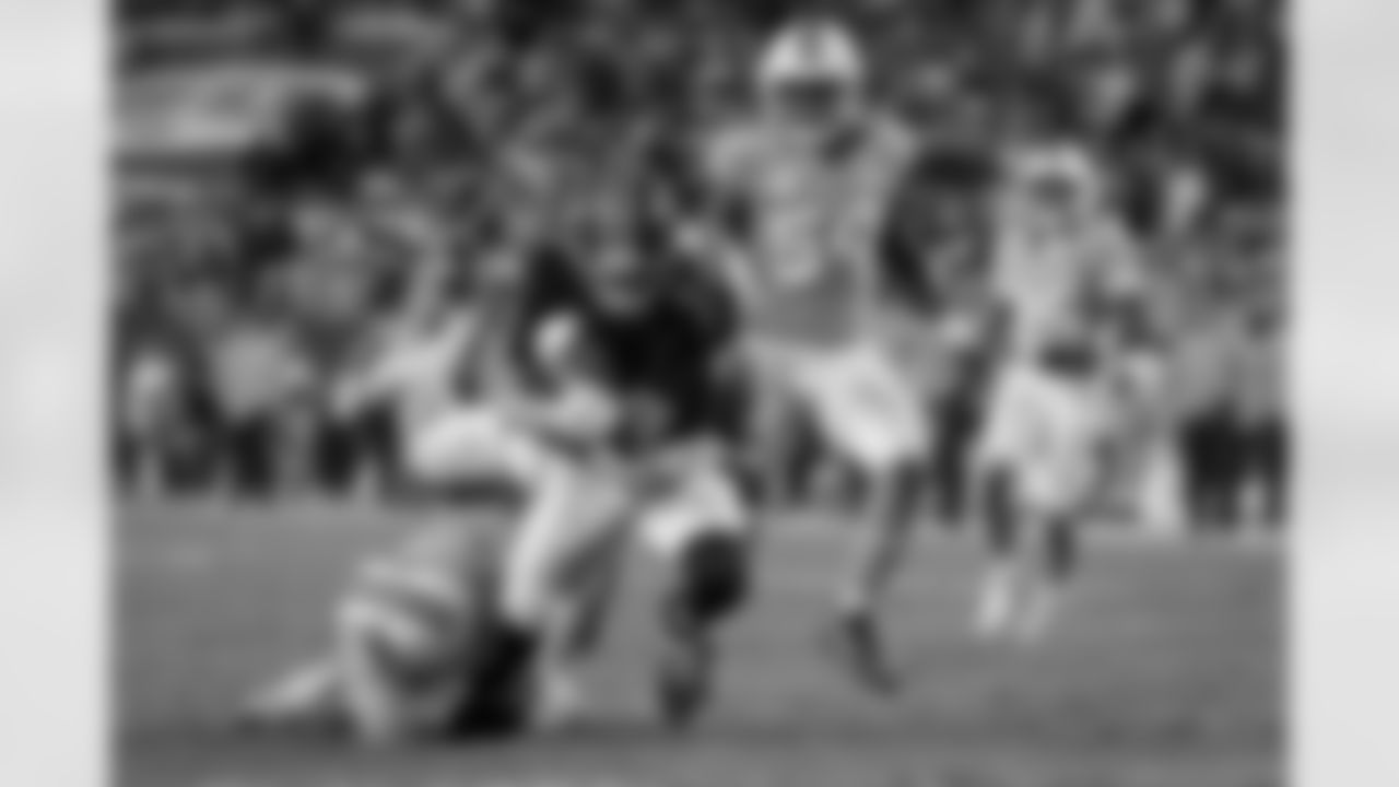 Atlanta Falcons wide receiver David Sills V #87 runs the ball during the Week 15 Game against the Tampa Bay Buccaneers at Raymond James Stadium in Tampa, Florida on Thursday, December 11, 2025. (Photo by Taylor McLaughlin/Atlanta Falcons)