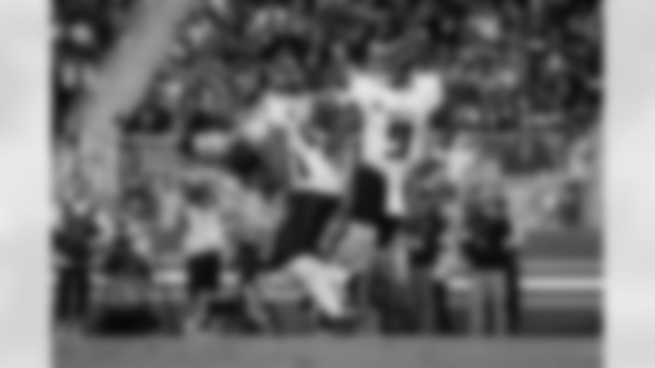 Atlanta Falcons quarterback Michael Penix Jr. #9 hands the ball of to Atlanta Falcons running back Tyler Allgeier #25 during the Week 7 Game against the San Francisco 49ers at Levi's Stadium in Santa Clara, California on Sunday, October 19, 2025. (Photo by Taylor McLaughlin/Atlanta Falcons)