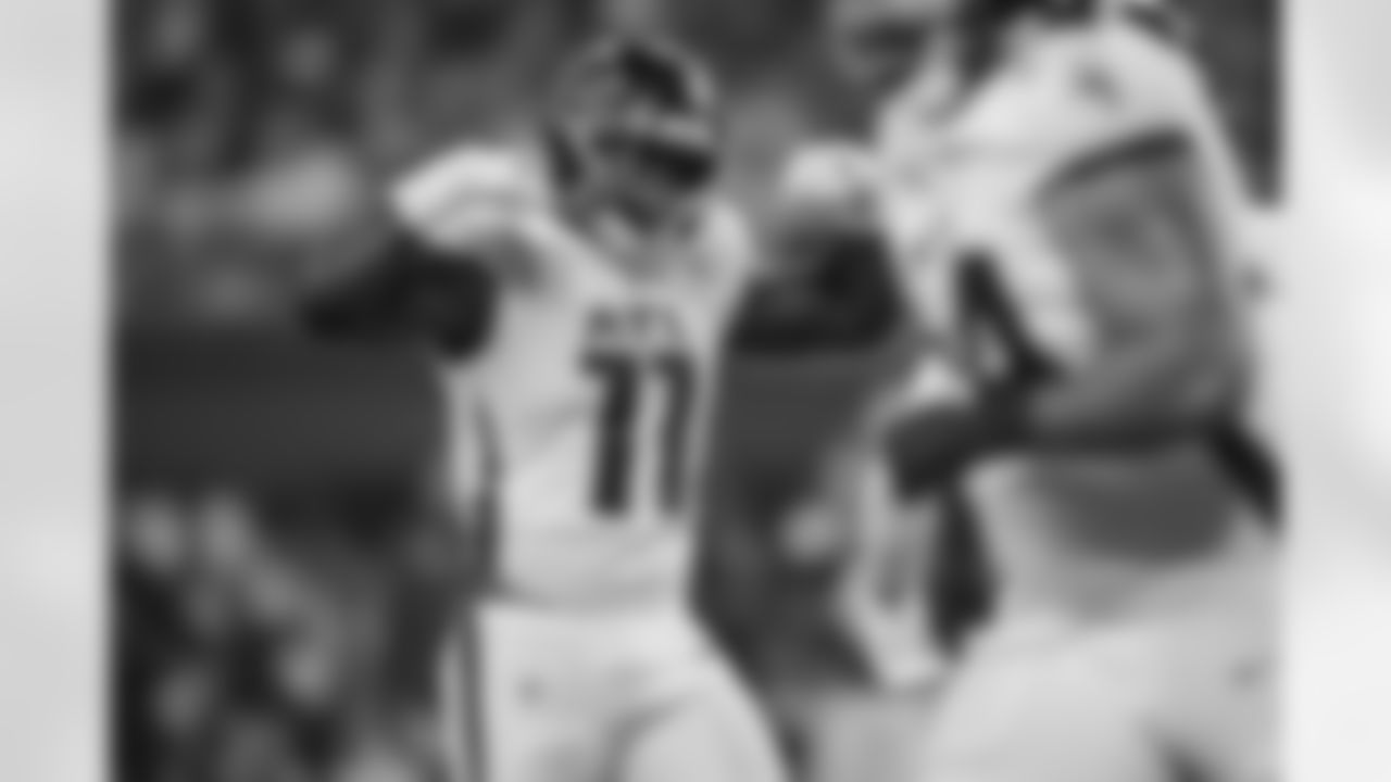 Atlanta Falcons edge rusher Jalon Walker #11 reacts after a sack during the second quarter of the Week 2 Game against the Minnesota Vikings at U.S. Bank Stadium in Minneapolis, Minnesota on Sunday, September 14, 2025. (Photo by Brandon Magnus/Atlanta Falcons)