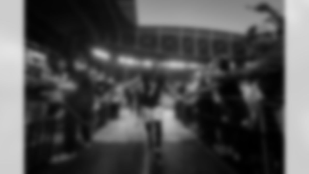 Atlanta Falcons running back Bijan Robinson #7 greets fans after the Week 16 Game against the Arizona Cardinals at State Farm Stadium in Glendale, Arizona on Sunday, December 21, 2025. (Photo by Taylor McLaughlin/Atlanta Falcons)